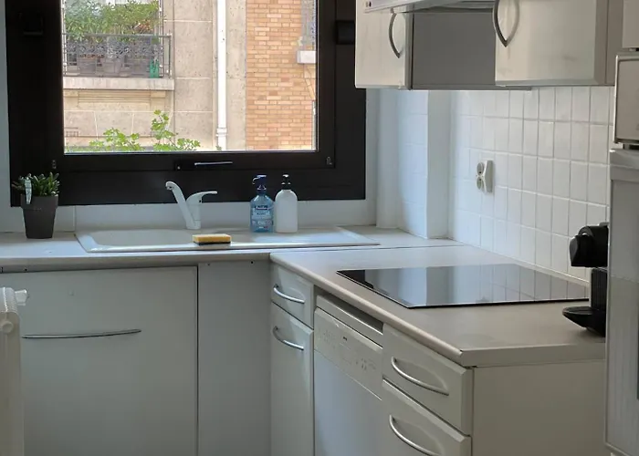 Apartament Typical French Appt For 4 Near Eiffel Tower Paryż